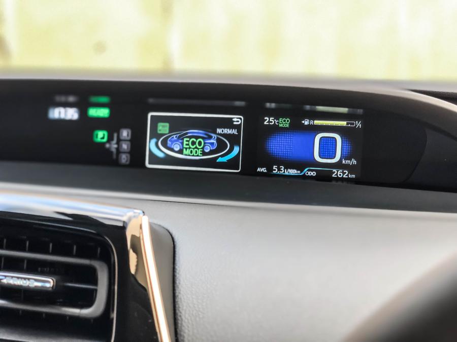 Детали интерьера Toyota Prius 2019 года  (ZA) (фото 8 из 28)